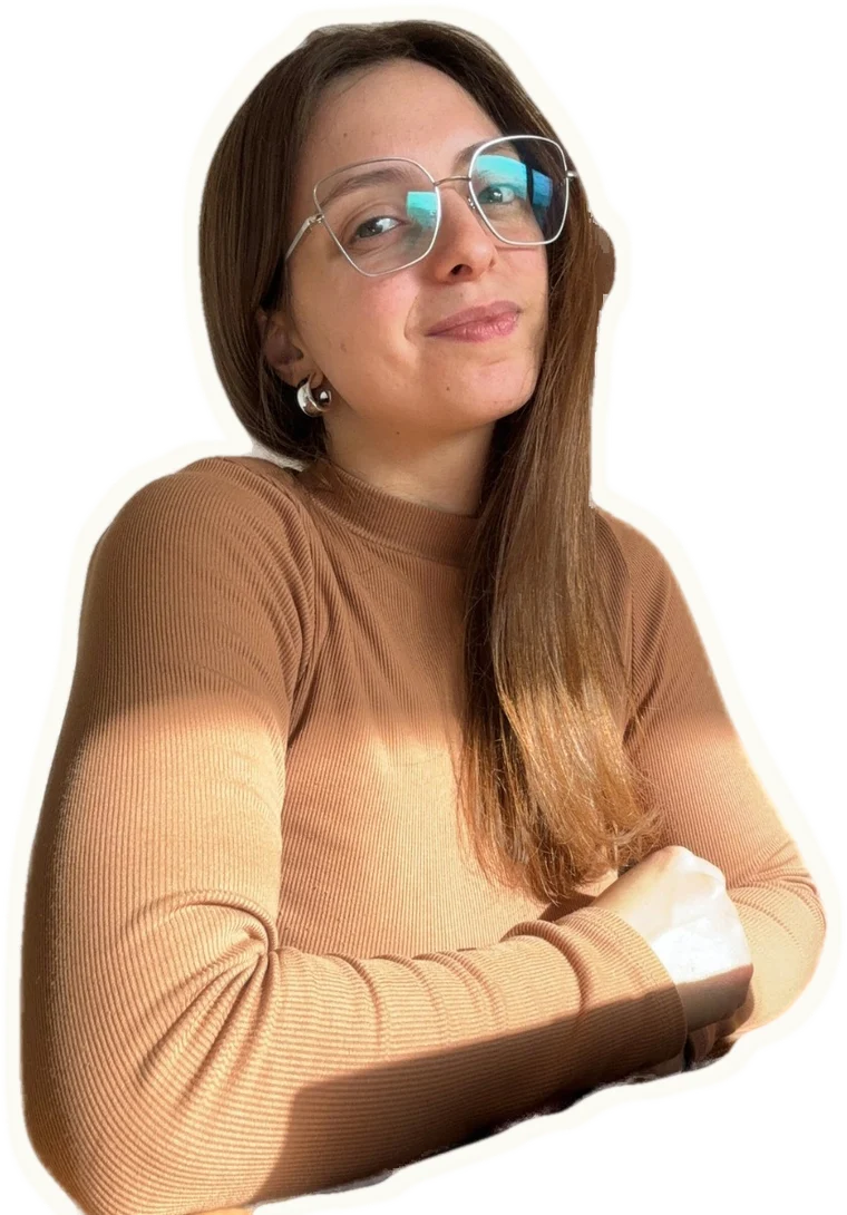 Camila Mattera sentada frente a su notebook